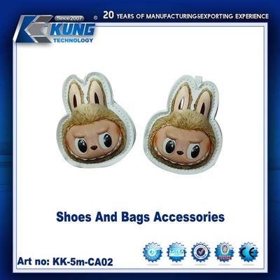 Acessórios para sapatos e bolsas podem ser pendurados em bolsas como uma decoração na moda, adequada para esportes, uso diário ou viagens